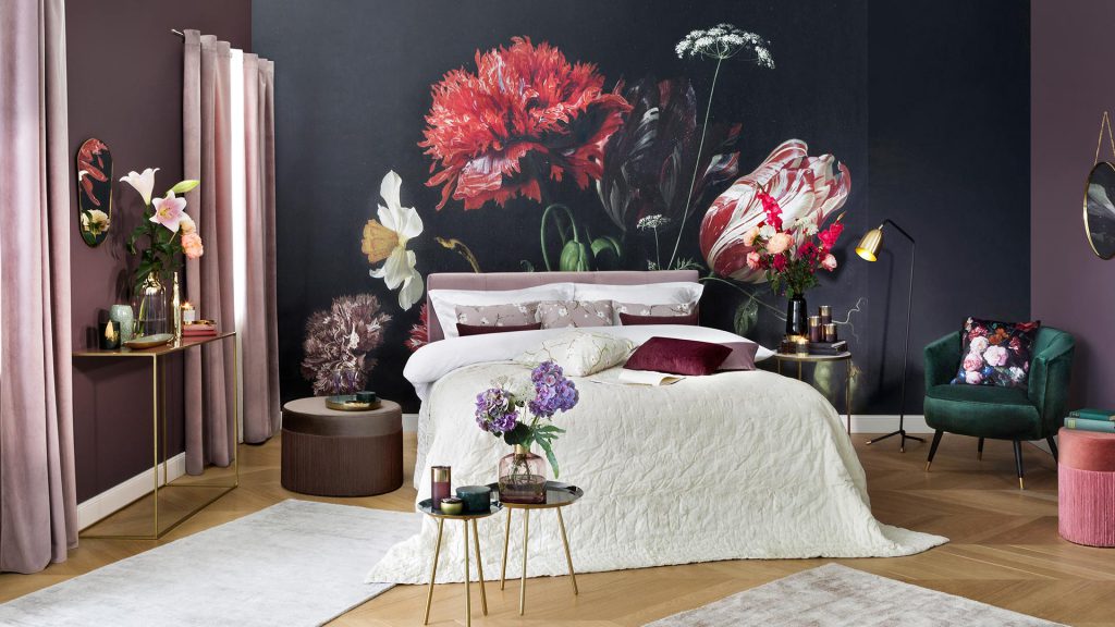 trendy wnętrzarskie 2019 - tapeta w kwiaty duże wzory floral print 