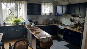 Granatowa kuchnia - remont kuchni w bloku