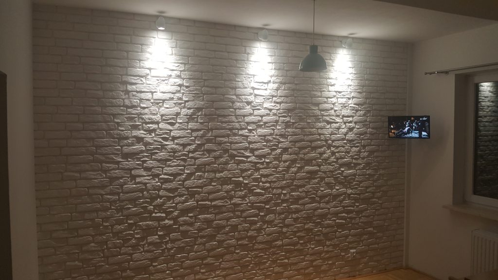 ściana z cegły dekoracyjnej w kuchni w mieszkaniu