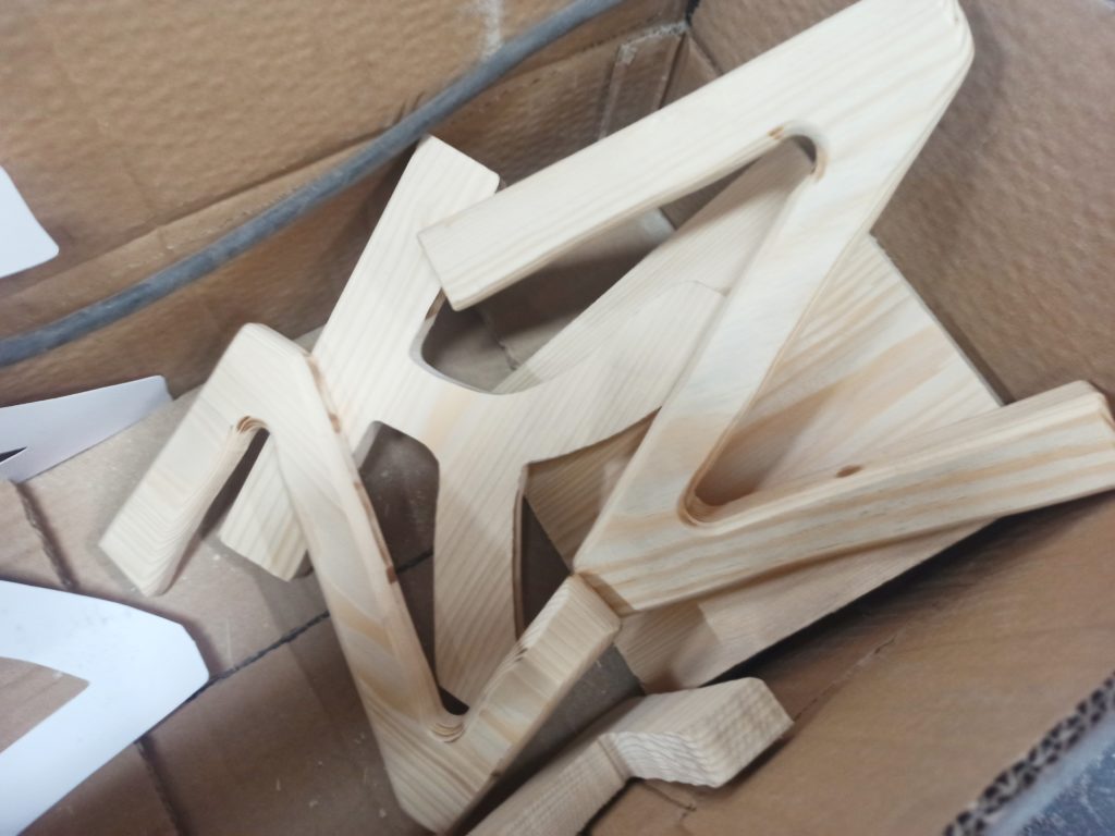 drewniane literki